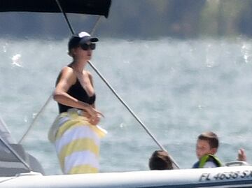 Ivanka Trump se luce con traje de baño negro en yate en Miami