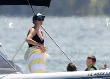Ivanka Trump se luce con traje de baño negro en yate en Miami