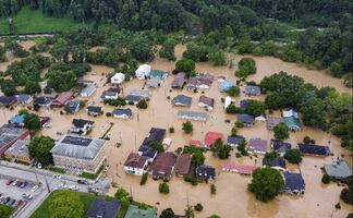 Suman 15 muertos por las inundaciones en Kentucky (Videos)