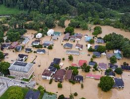 Suman 15 muertos por las inundaciones en Kentucky (Videos)
