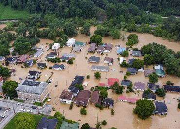 Suman 15 muertos por las inundaciones en Kentucky (Videos)