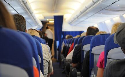 Niño se quita el cubrebocas para comer y lo expulsan de avión en EU