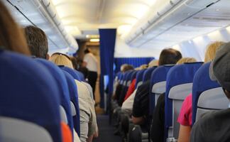 Niño se quita el cubrebocas para comer y lo expulsan de avión en EU