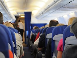 Niño se quita el cubrebocas para comer y lo expulsan de avión en EU