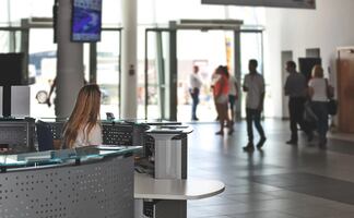 Hombre se disfraza de mujer y quema con un líquido a su expareja