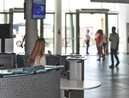 Hombre se disfraza de mujer y quema con un líquido a su expareja