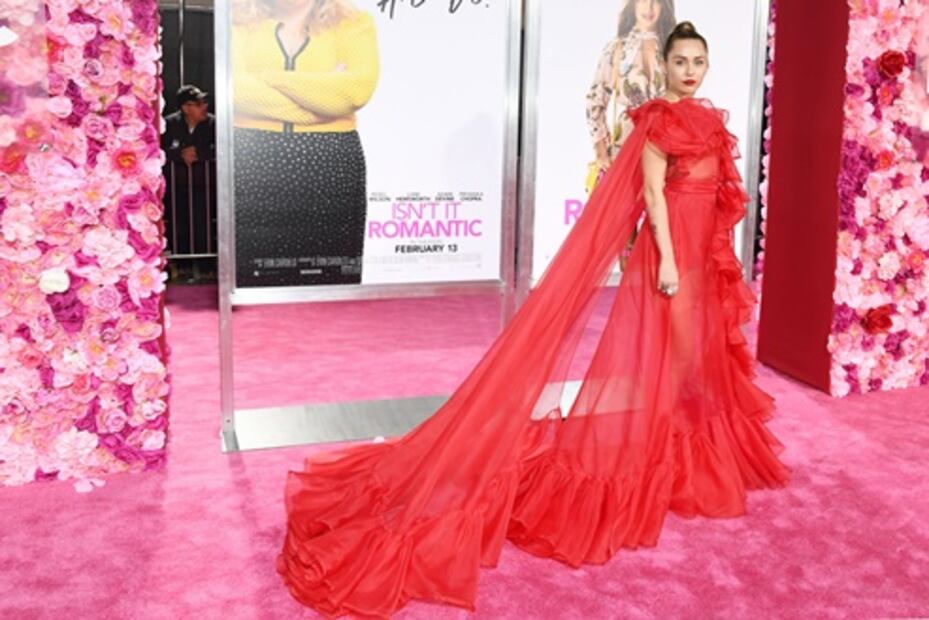 Miley Cyrus apuesta por vestido de transparencias en première