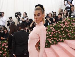 Hailey Bieber luce irreal figura con pequeño bikini blanco para calendario