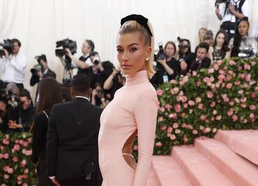 Hailey Bieber luce irreal figura con pequeño bikini blanco para calendario