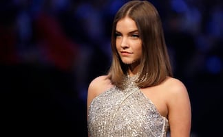 Barbara Palvin arranca suspiros con sensual lencería roja en sesión de fotos