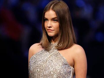 Barbara Palvin arranca suspiros con sensual lencería roja en sesión de fotos