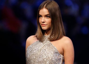 Barbara Palvin arranca suspiros con sensual lencería roja en sesión de fotos