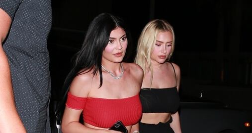 Kylie Jenner luce curvilínea en ajustados leggings por West Hollywood