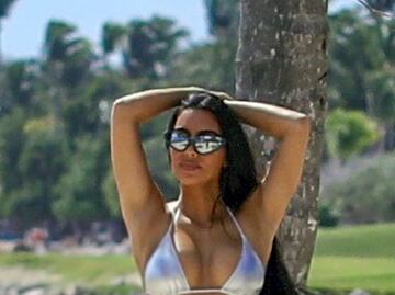 Kim Kardashian presume sus curvas con bikini metálico en la playa
