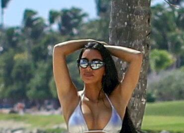 Kim Kardashian presume sus curvas con bikini metálico en la playa