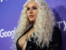 Christina Aguilera 'enciende' Instagram con vestido satinado braless