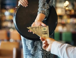 ¿Cuánto gana por hora un mesero en Estados Unidos y dónde pagan mejor?