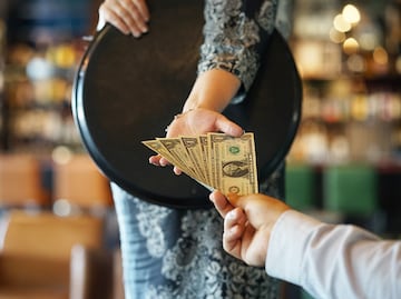 ¿Cuánto gana por hora un mesero en Estados Unidos y dónde pagan mejor?