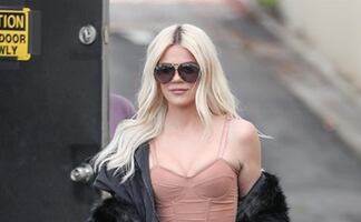 Khloé Kardashian presume curvas con ajustado look deportivo
