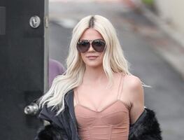 Khloé Kardashian presume curvas con ajustado look deportivo