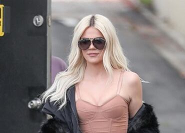 Khloé Kardashian presume curvas con ajustado look deportivo