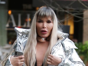 ‘Ken humano' presume su transformación a 'Barbie' en calles de Londres