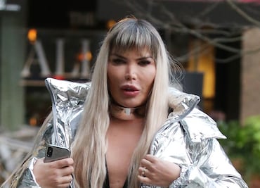 ‘Ken humano' presume su transformación a 'Barbie' en calles de Londres