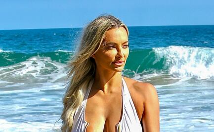 Lindsey Pelas deslumbra con traje de baño blanco en Malibú