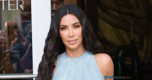Kim Kardashian impacta con braless en vestido ajustado en Miami