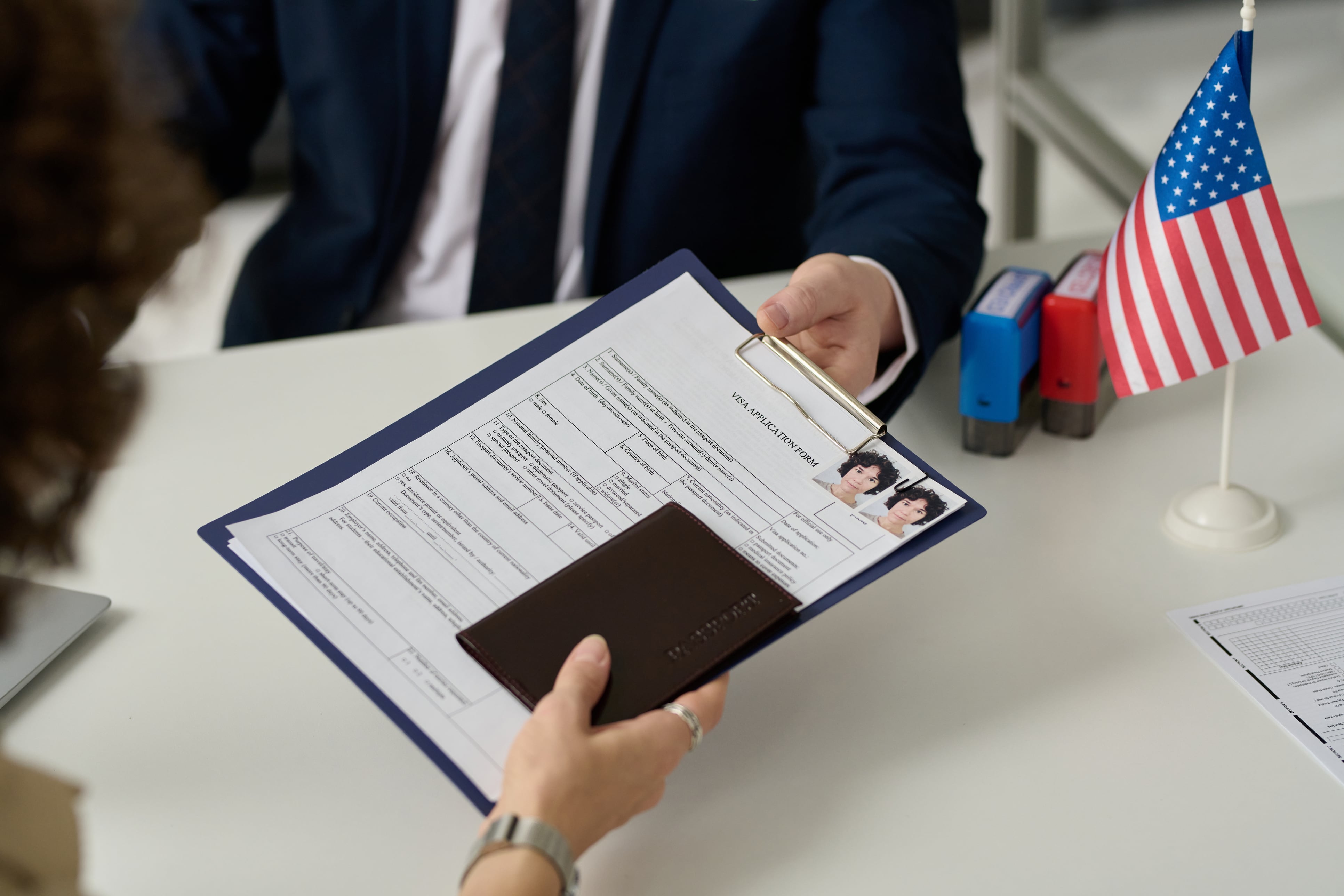 ¿Contratar a una empresa de trámites me garantiza la visa? Esto dice la Embajada de EU - ViveUSA