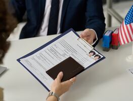 ¿Contratar a una empresa de trámites me garantiza la visa? Esto dice la Embajada de EU