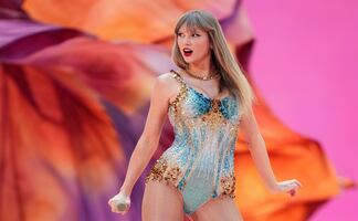 Taylor Swift rompe el internet con el anuncio de “The Life of a Showgirl” y aparición junto a Travis Kelce