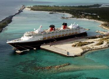 Critican a Cruceros de Disney por dejar a empleados cerca del huracán Dorian