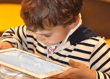 Vinculan tiempo excesivo frente a pantallas con obesidad en menores