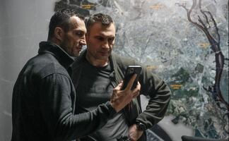 Boxeadores y ex campeones ucranianos dejan los guantes y toman los rifles