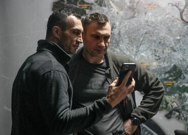 Boxeadores y ex campeones ucranianos dejan los guantes y toman los rifles