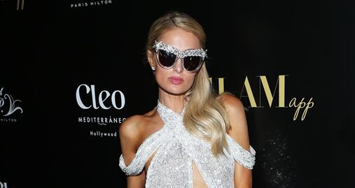 Paris Hilton destila glamour con vestido de raja en Hollywood