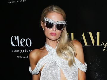 Paris Hilton destila glamour con vestido de raja en Hollywood