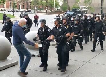 Policías empujan a hombre de 75 años y lo dejan sangrando en Nueva York