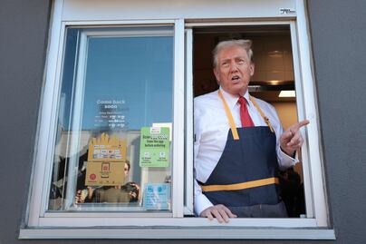 Donald Trump se viste como empleado de McDonald's para desacreditar a Kamala Harris