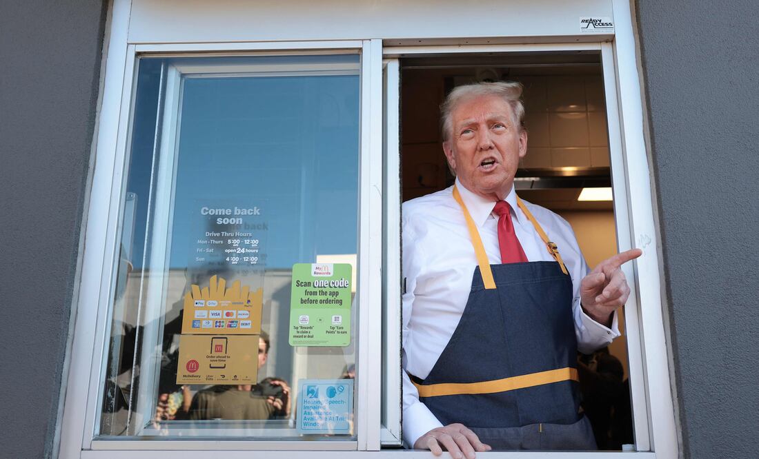 Donald Trump se viste como empleado de McDonald's para desacreditar a Kamala Harris. Foto: AFP