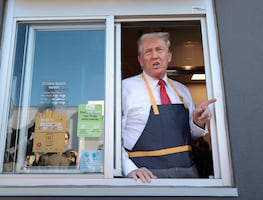 Donald Trump se viste como empleado de McDonald's para desacreditar a Kamala Harris