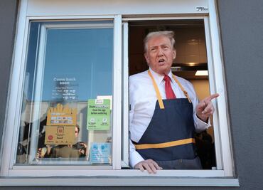 Donald Trump se viste como empleado de McDonald's para desacreditar a Kamala Harris