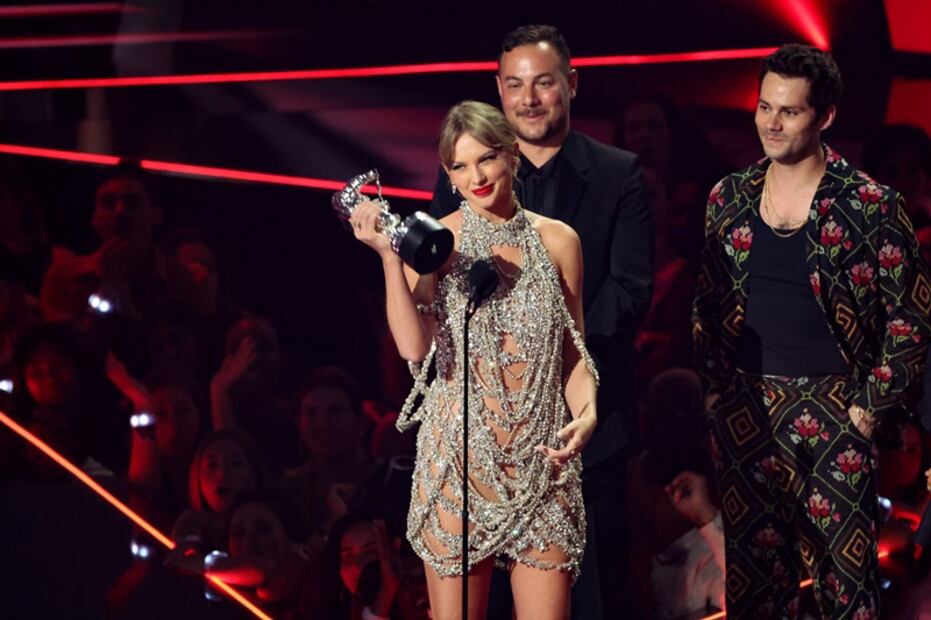 Taylor Swift conquista los VMAs 2022 con lujoso vestido 'joya' de Oscar de la Renta 