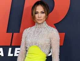 Jennifer Lopez luce figura en bikini blanco y se 'olvida' de la parte de arriba