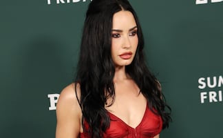 Demi Lovato se luce con catsuit transparente de impacto y se lleva todas las miradas