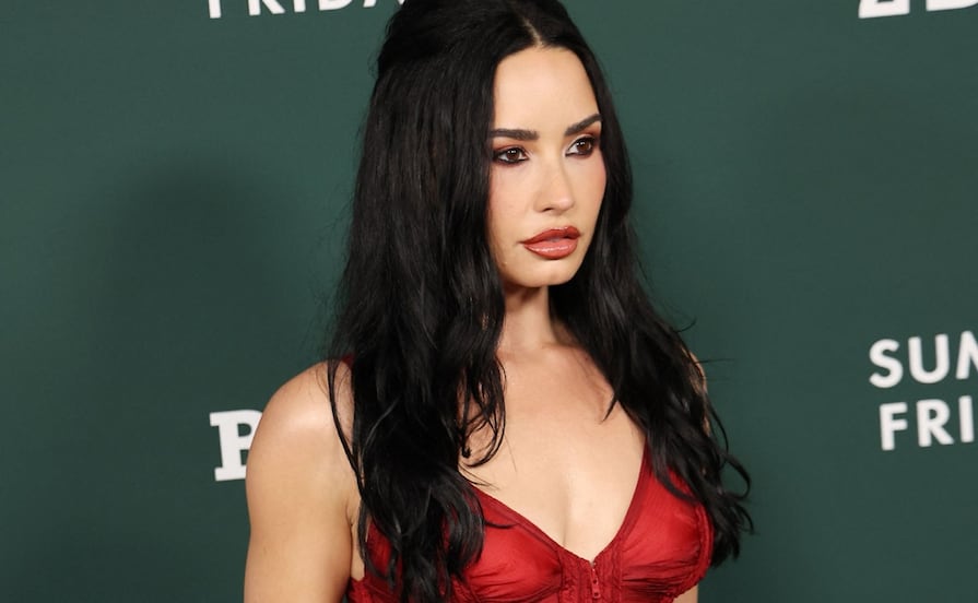 Demi Lovato impacta con bikini de cuero en el inicio de su gira It's Not That Deep