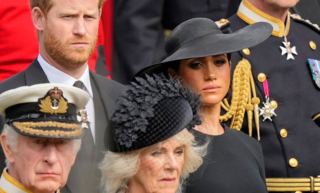 Meghan Markle frena deseos del príncipe Harry de regresar a la familia real tras polémicas. Foto: AP