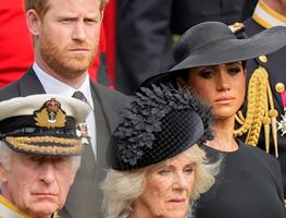 Meghan Markle frena deseos del príncipe Harry de regresar a la familia real tras polémicas
