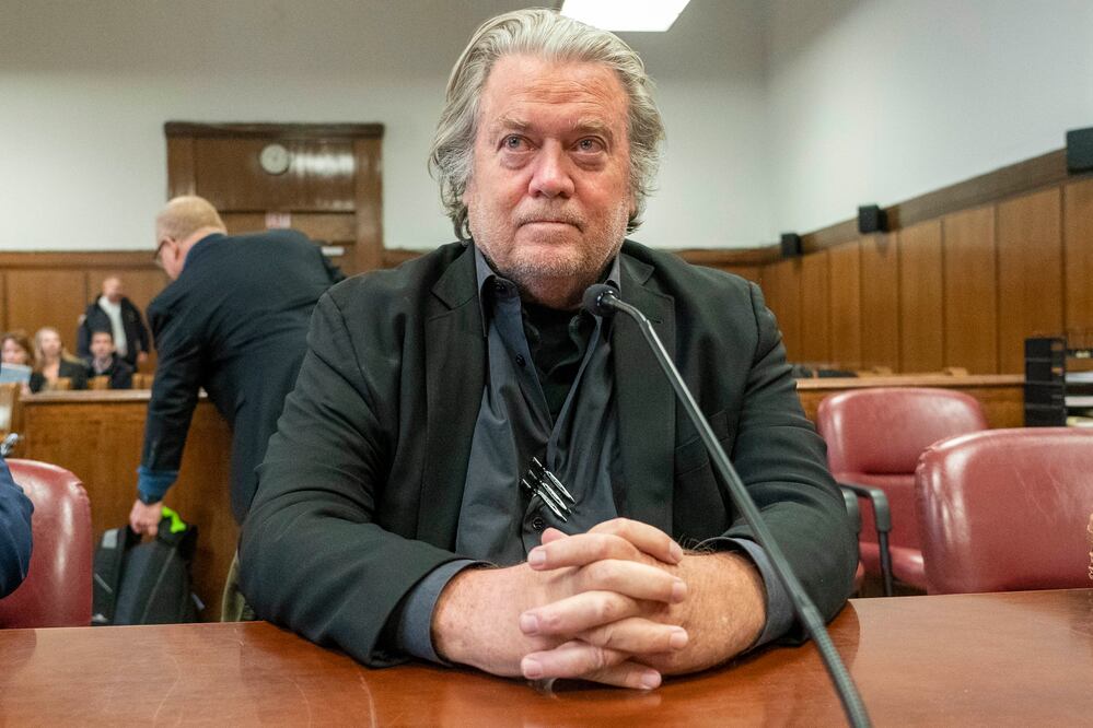 Tribunal ordena a Steve Bannon, aliado de Trump, presentarse en prisión el 1 de julio. FOTO AP / Steven Hirsch